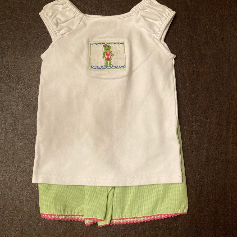 Smocked Giraffe Girls 2 pc green gingham short set. Size 6